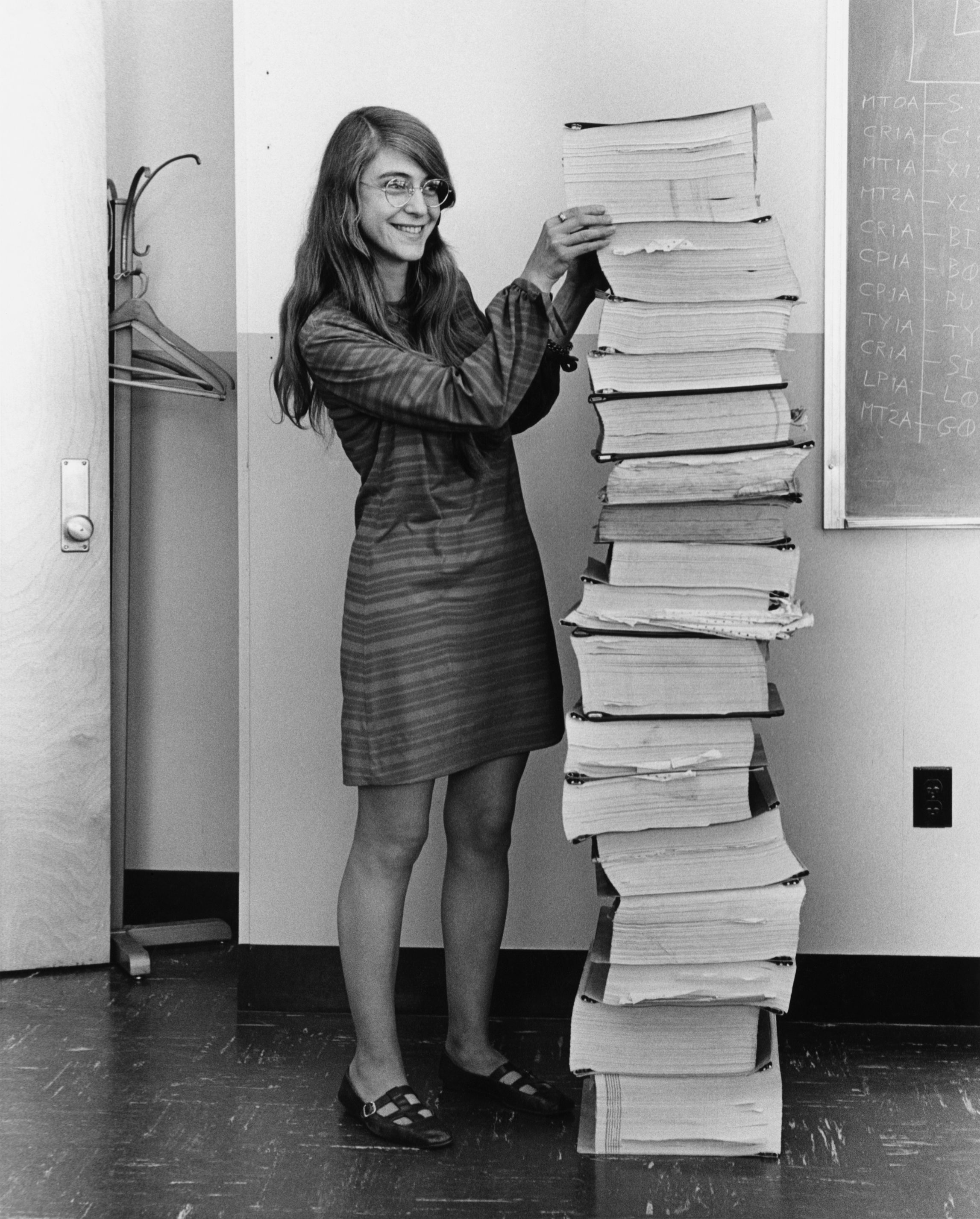 Bild Margaret Hamilton neben ihrem Code